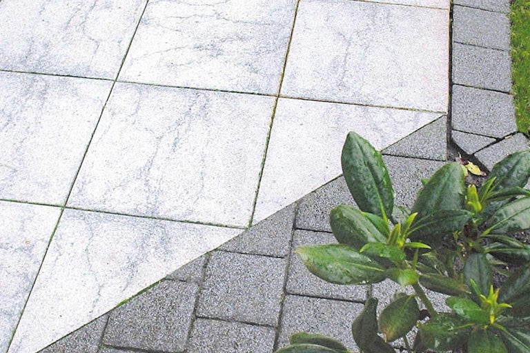 Terrasse avec dalles de béton gris clair et pavés gris foncé