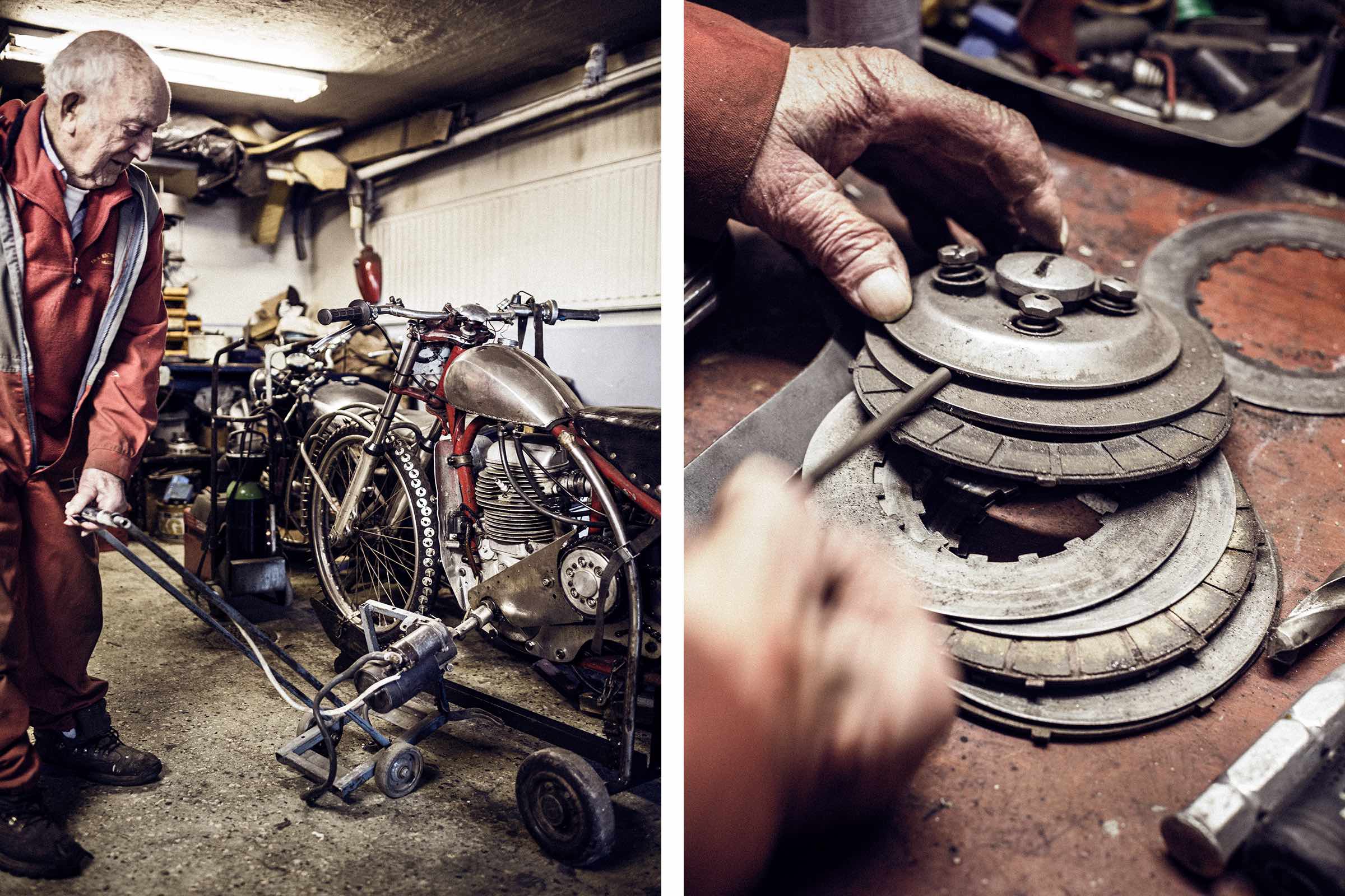 Werkstatt-Szene mit Oldtimer-Motorrad, Mechaniker und Werkzeugen