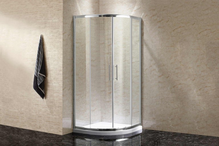 Cabine de douche autoportante avec portes en verre et serviette sur le crochet au mur.