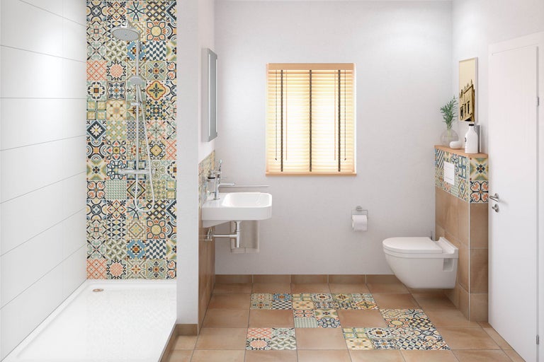 Badezimmer mit Dusche, Waschbecken, Toilette und bunt gemusterten Fliesen