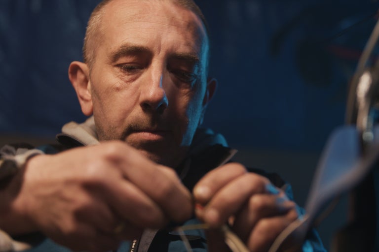 Un homme répare un vélo.