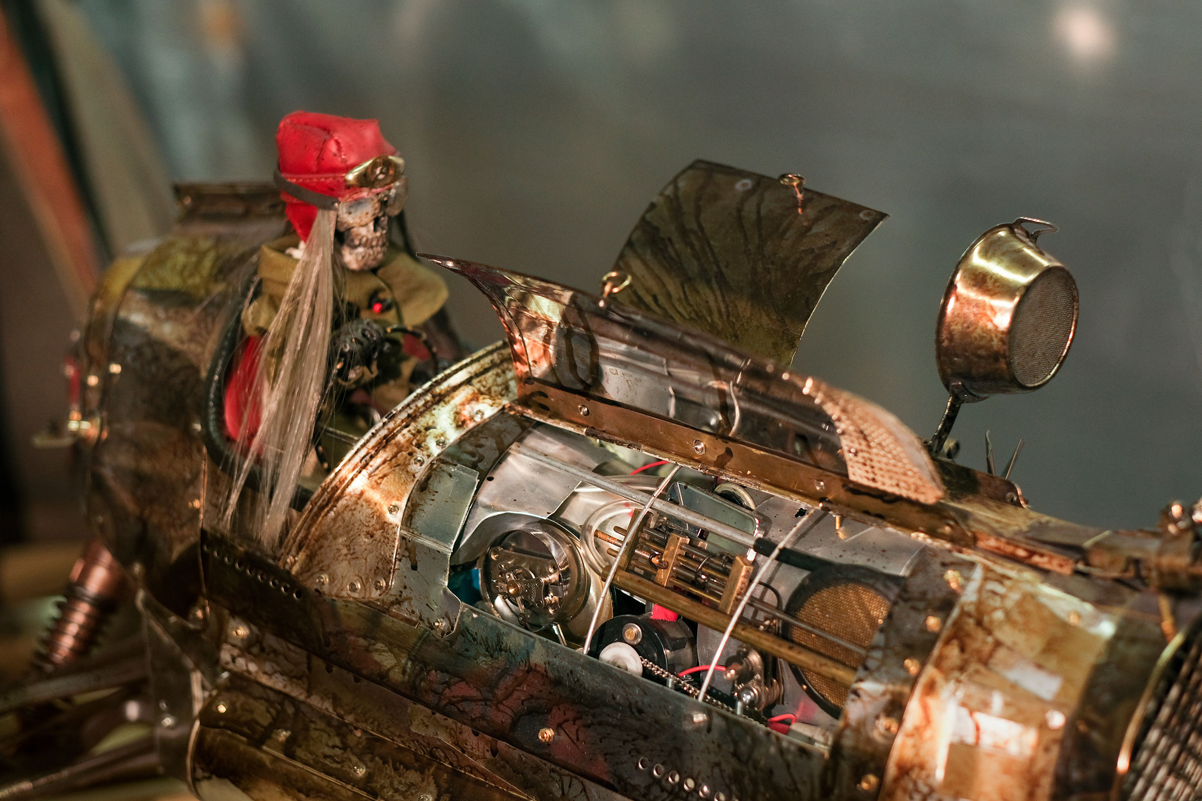 Vue détaillée d'un modèle de véhicule steampunk avec figurine squelette