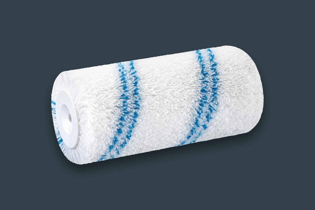 Rouleau à peinture avec motif à rayures bleues