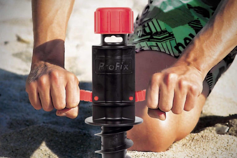 Person benutzt einen Erdanker-Eindreher von ProFix.