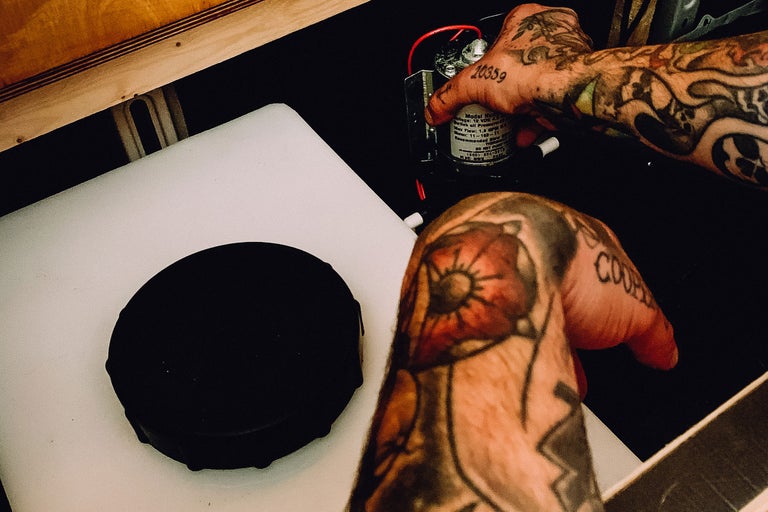 Réservoir d'eau avec pompe et mains tatouées