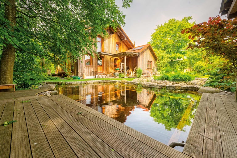 Holzhaus mit Gartenteich und Holzterrasse