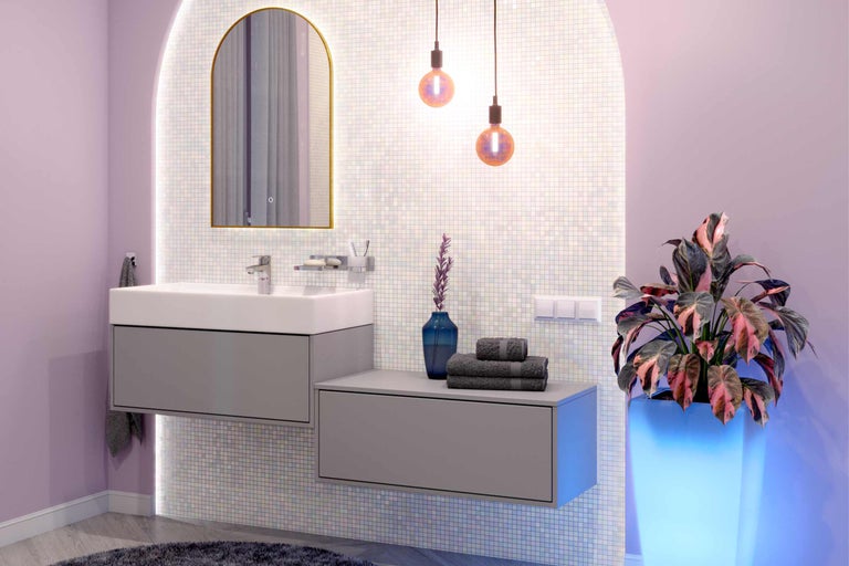 Salle de bain moderne avec lavabo, miroir et décorations.