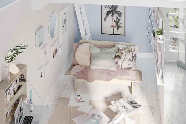 Une pièce lumineuse avec une banquette, des étagères et un bureau pour une atmosphère conviviale et organisée.