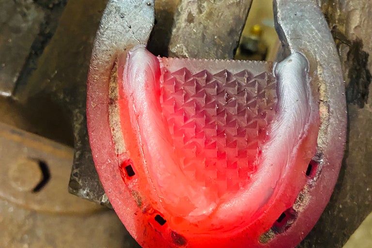 Glühendes Hufeisen mit Profil