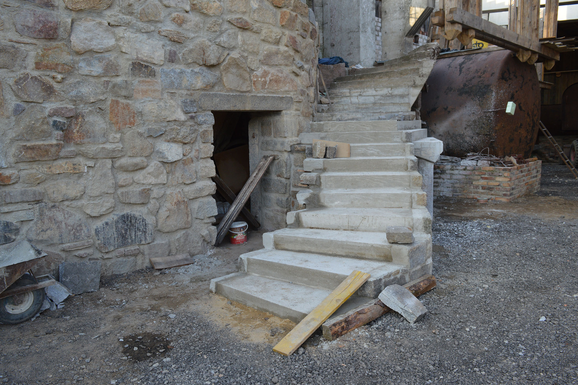 Aussenaufnahme eines Hauses mit Steinfassade und Steintreppe
