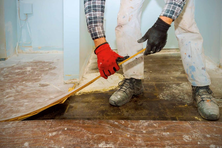 Artisan pose un sol stratifié à l'intérieur