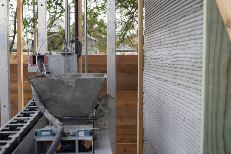 Gros plan sur un mur en béton produit avec une imprimante 3D