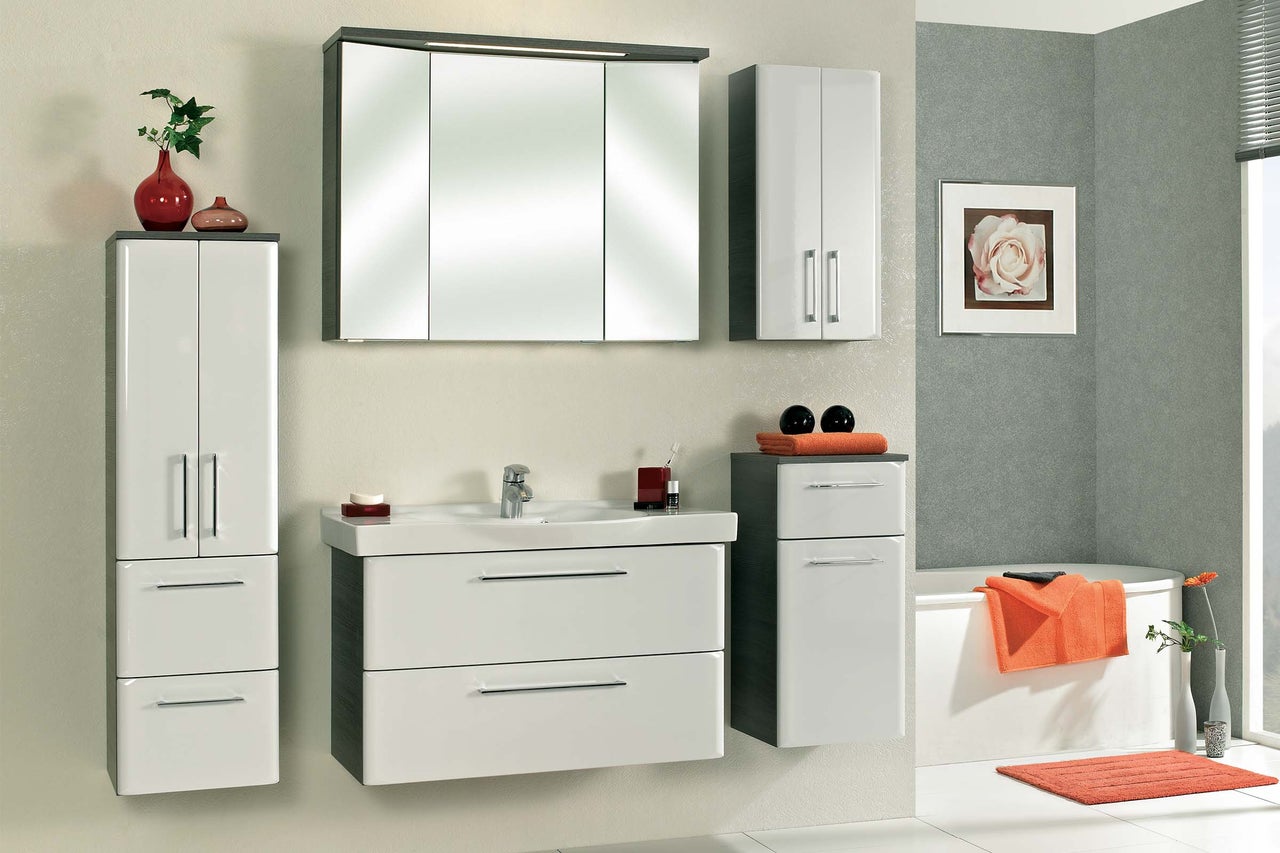 Badezimmer mit Waschtisch, Spiegelschrank und Hochschränken für eine helle und organisierte Atmosphäre