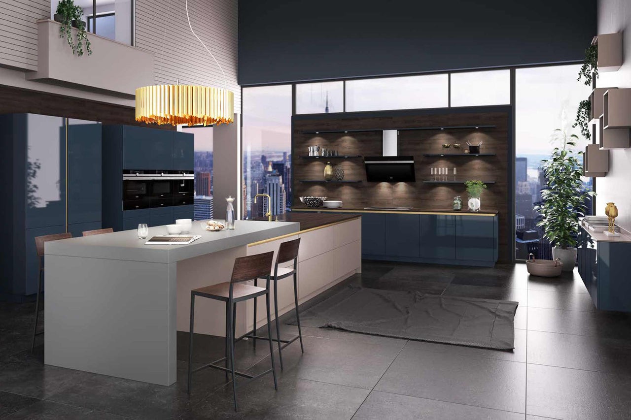 Cuisine moderne avec îlot de cuisine, tabourets de bar et appareils intégrés.