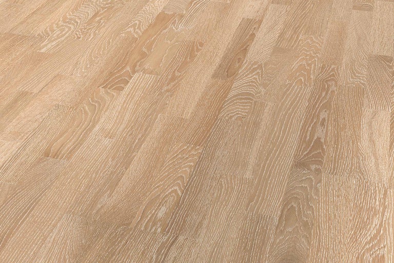 Heller Laminatboden mit Holzstruktur