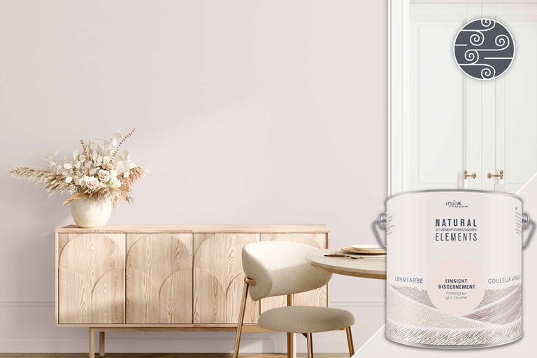 Salon lumineux avec buffet, table, chaise, porte et pot de peinture