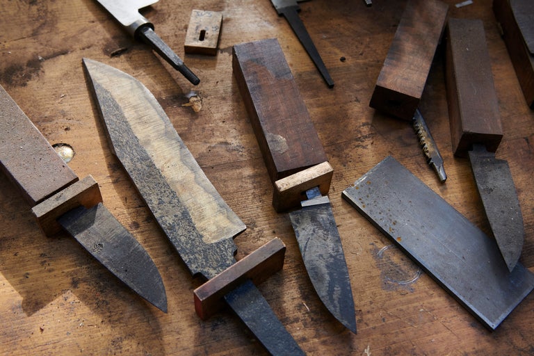 Divers rabots à main avec des manches en bois sur un établi