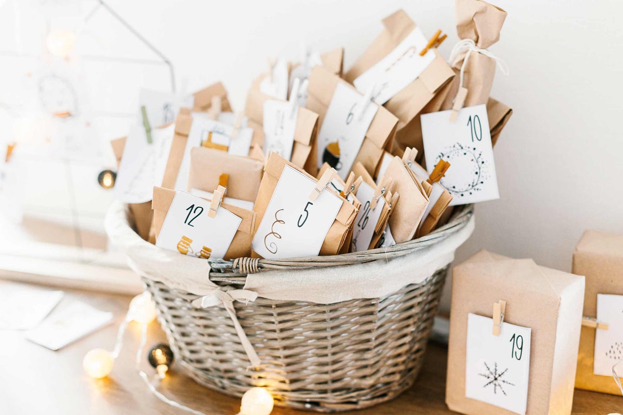 Calendrier de l'Avent rempli de paquets numérotés dans un panier en osier.
