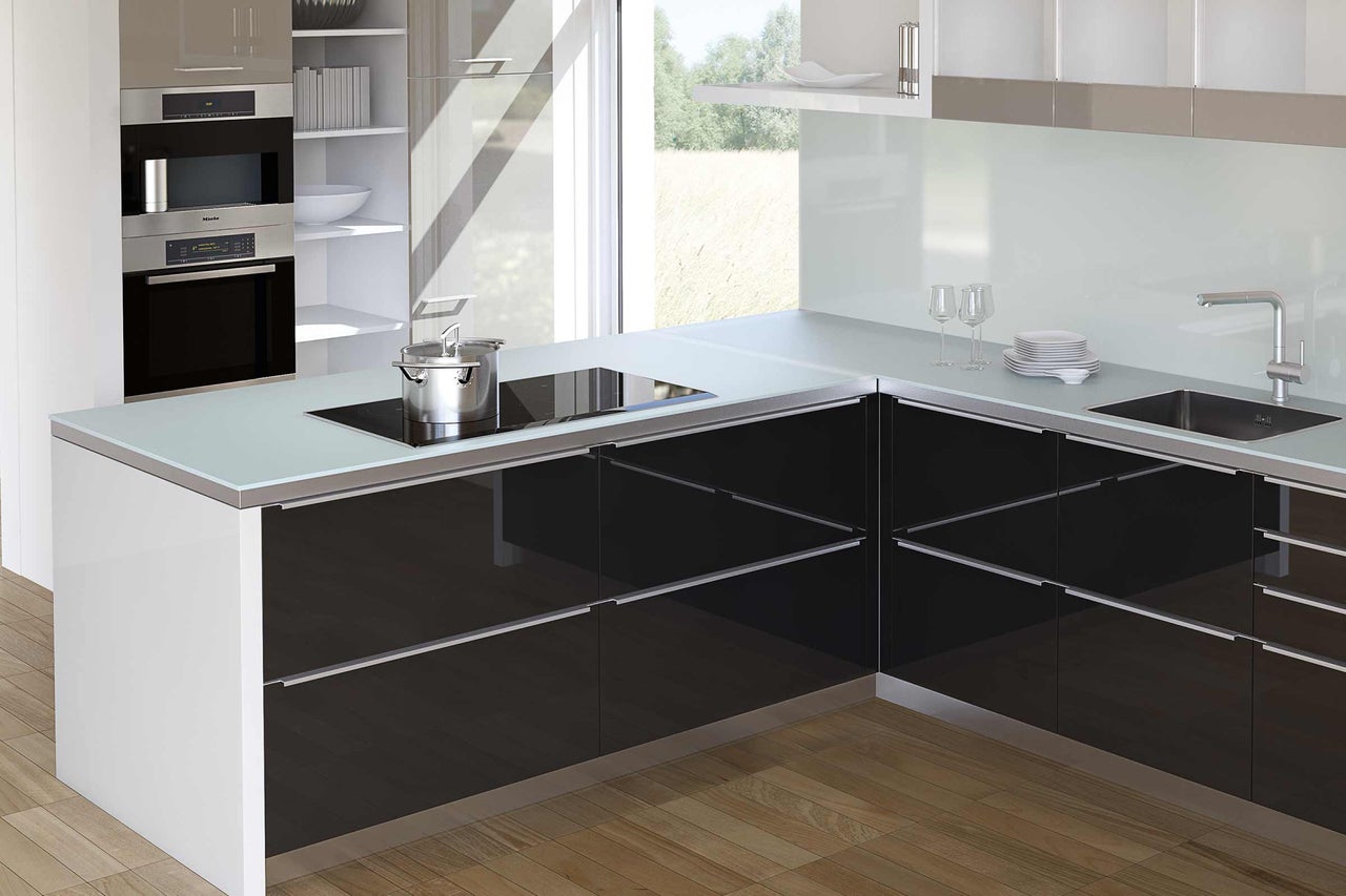 Cuisine moderne avec plaque de cuisson, évier et four intégré