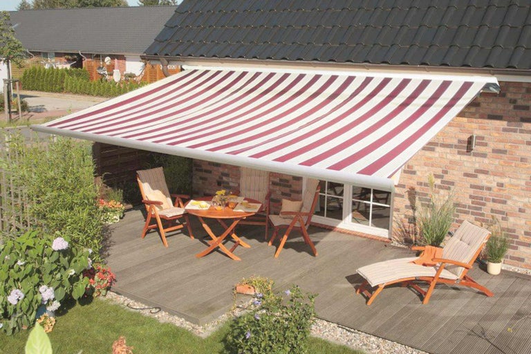 Terrasse avec store, table, chaises et chaise longue