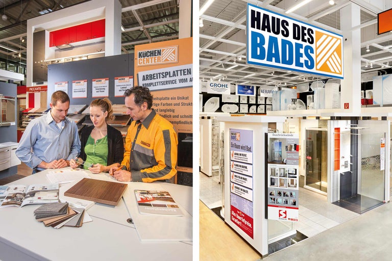 Innenansicht eines Hornbach-Baumarktes mit Küchen- und Badplanungsbereichen, Kunden und Fachberatern.