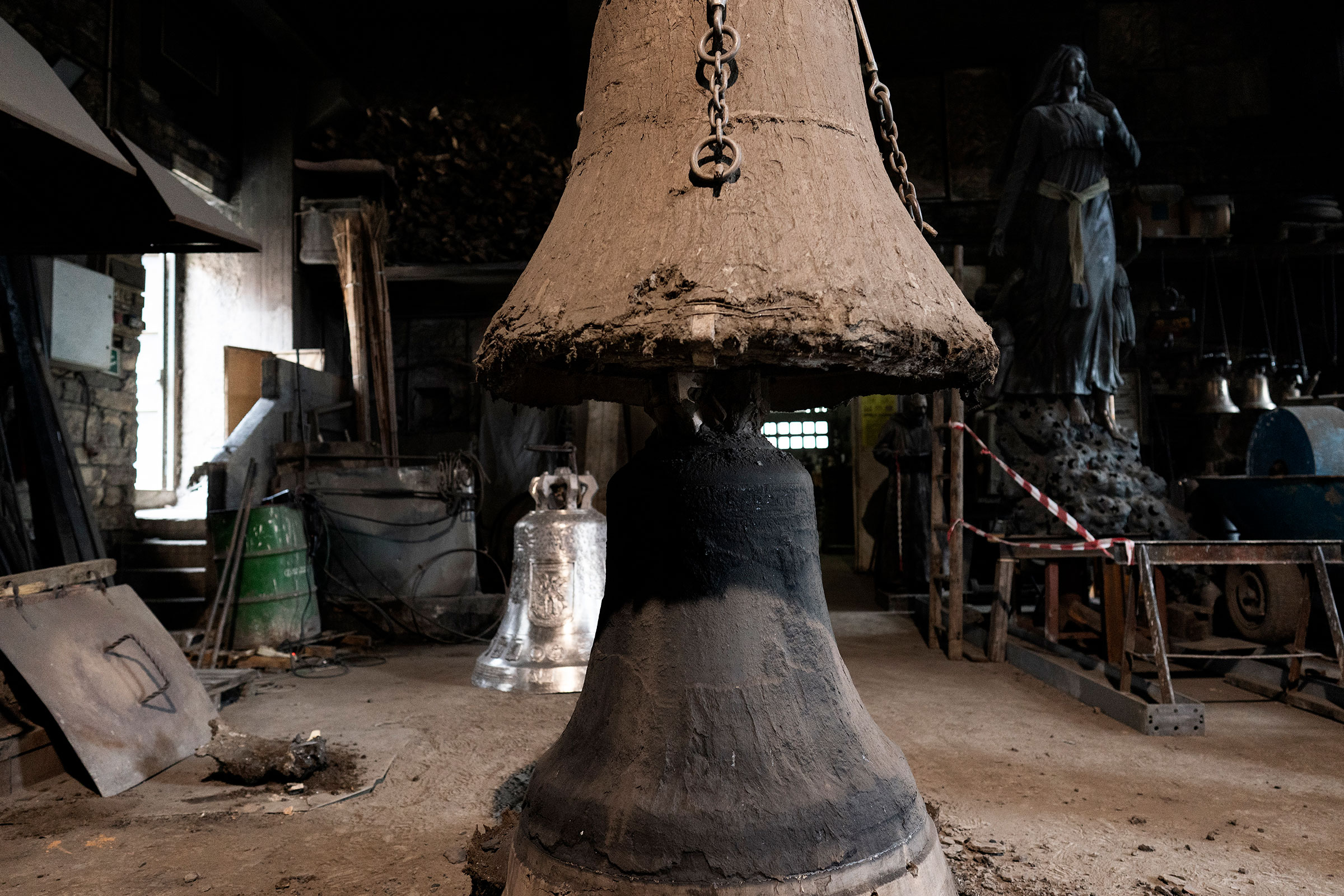 Werkstattansicht mit grosser Glocke und Werkzeugen