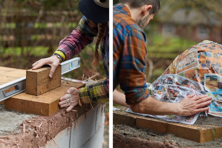 Deux personnes travaillent à l'extérieur avec des briques et un niveau à bulle pour construire une structure.
