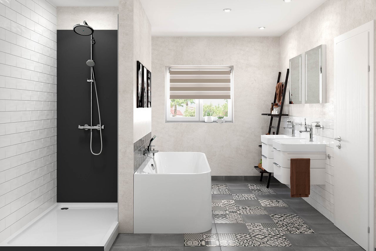 Helles Badezimmer mit Dusche, Badewanne und Doppelwaschbecken.