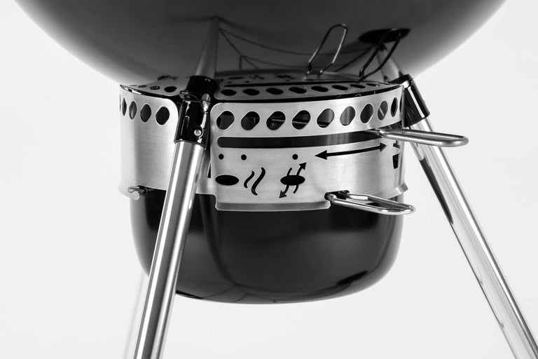 Detailansicht eines Kugelgrills mit Lüftungsschieber zur Temperaturregelung