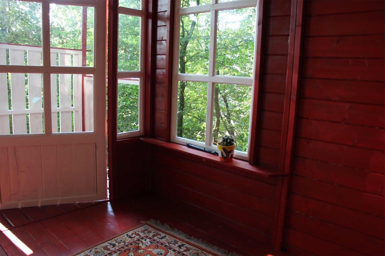 Holzzimmer mit Fenster und Tür zum Garten