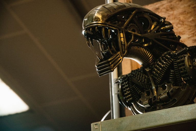 Sculpture d'une tête d'alien en métal