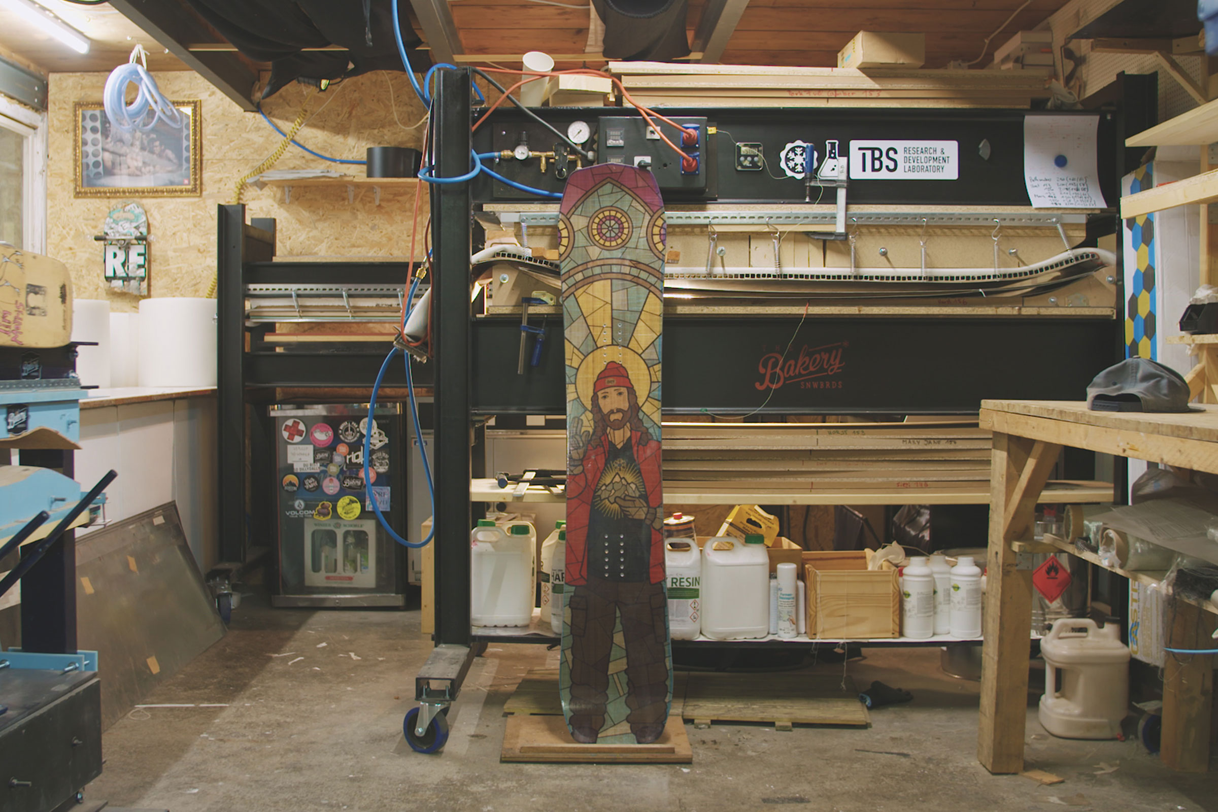 Werkstatt mit Werkzeugen und Snowboard