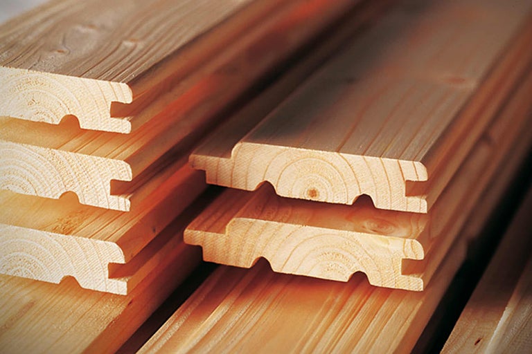 Pile de planches en bois à rainure et languette