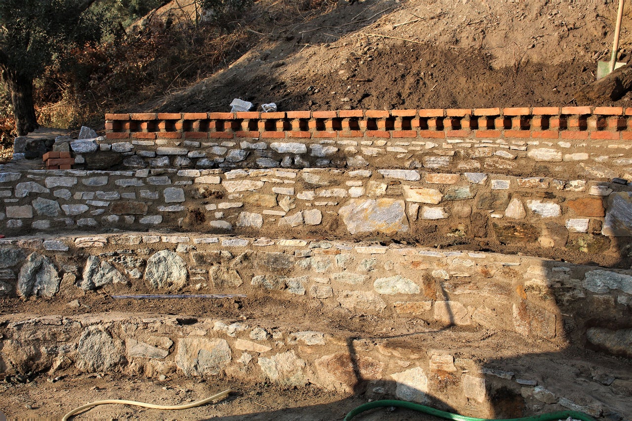 Jardin en terrasses avec mur en pierre et briques