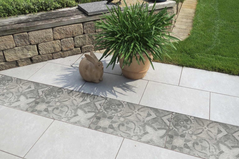 Terrasse mit Pflanze, Zierhase und Platten mit Muster