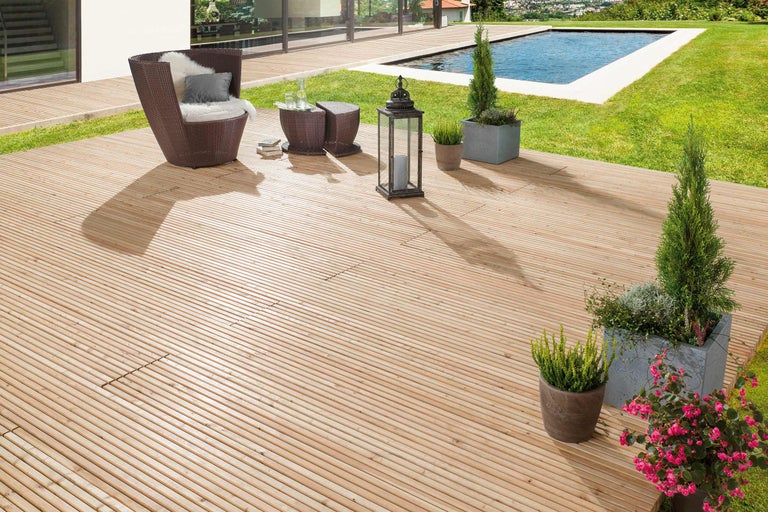 Aménagement de terrasse avec lames de terrasse en bambou, mobilier de jardin et piscine