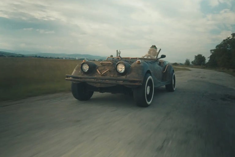 Oldtimer-Cabriolet auf der Straße