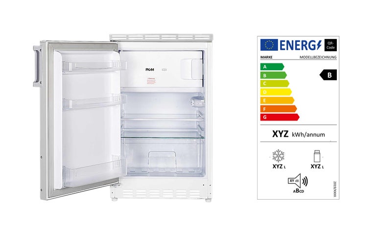 Kühlschrank mit offener Tür und Energieetikett