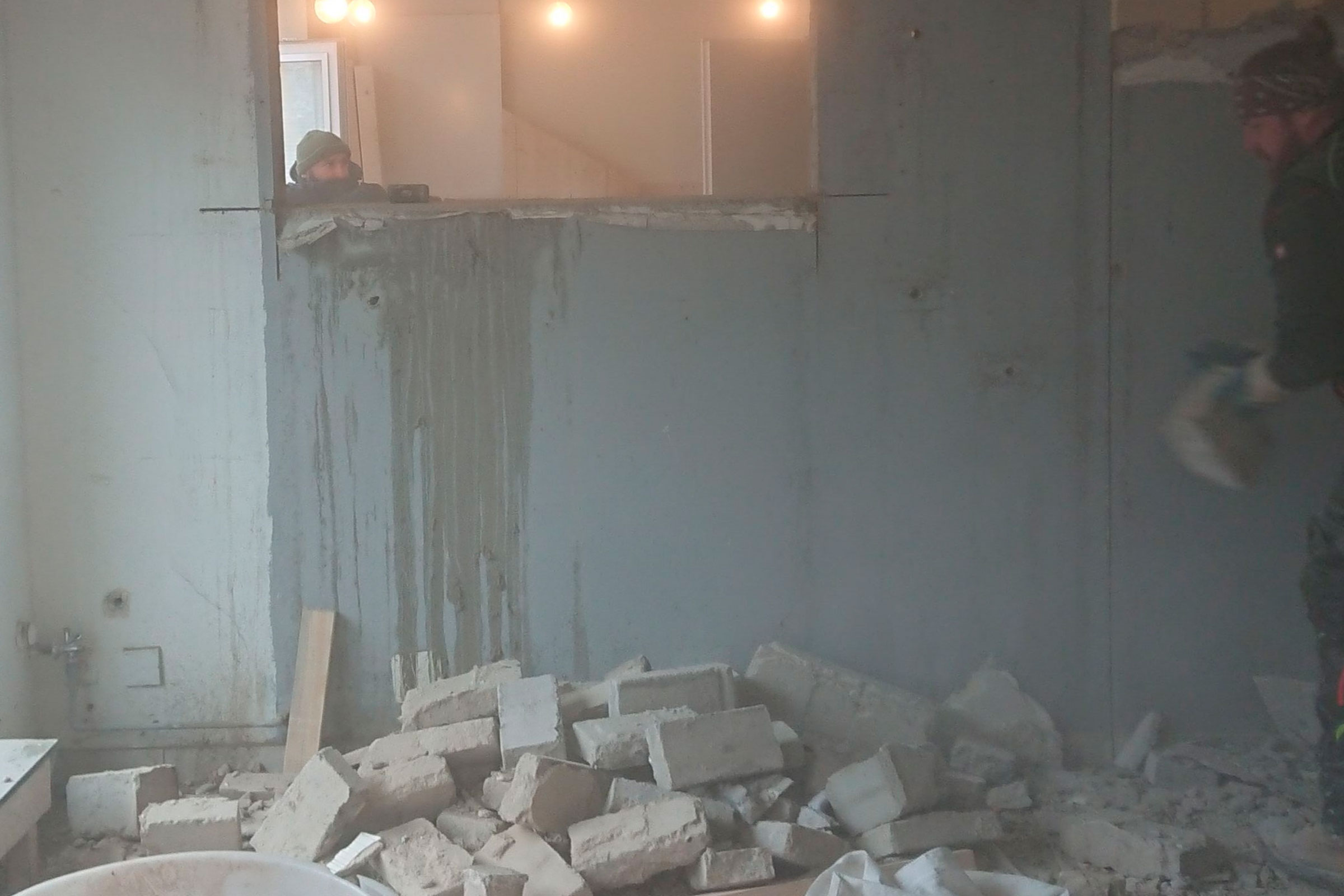 Chantier avec ouverture dans le mur et gravats