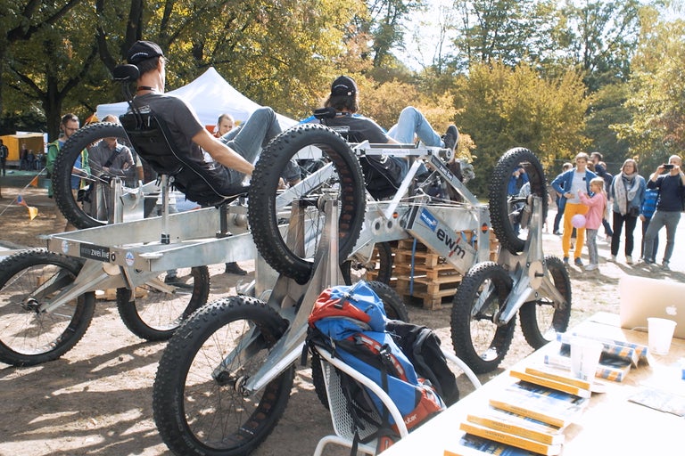 Sonderanfertigung Fahrrad mit mehreren Personen und Rädern im Aussenbereich