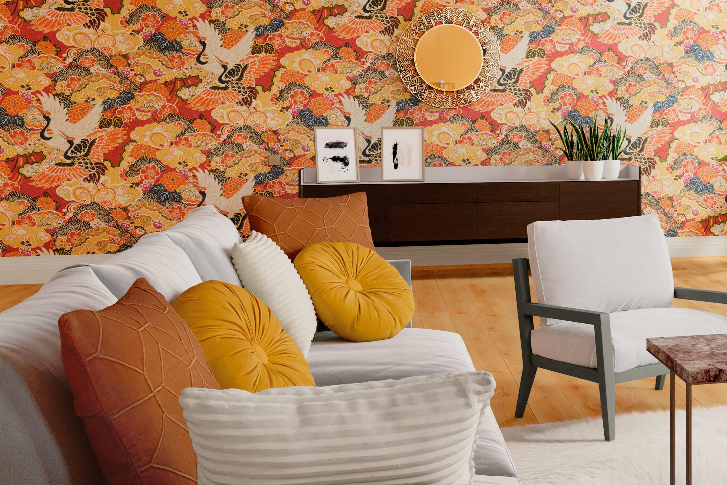Salon avec canapé, fauteuil, commode, miroir, tableaux et papier peint à motifs de grues.