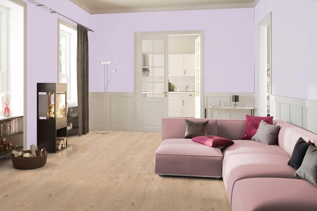 Salon avec canapé, poêle à bois et plancher en bois