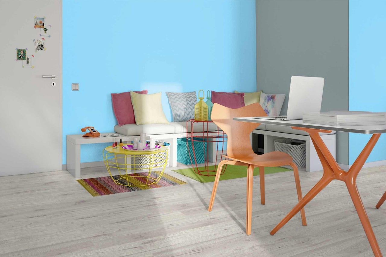Pièce lumineuse avec coin salon, table et chaise