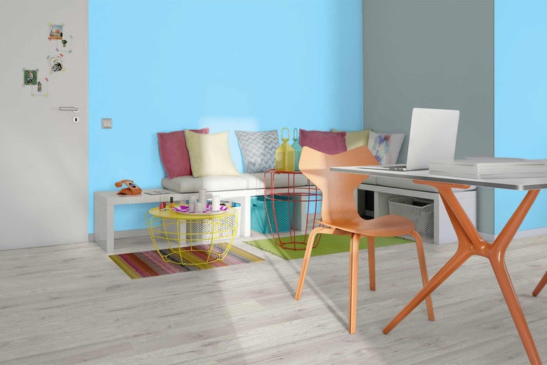 Pièce lumineuse avec coin salon, table et chaise