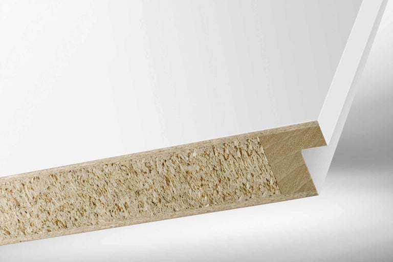 Nahaufnahme einer weißen, beschichteten Spanplatte, die ihre Holzspanstruktur zeigt