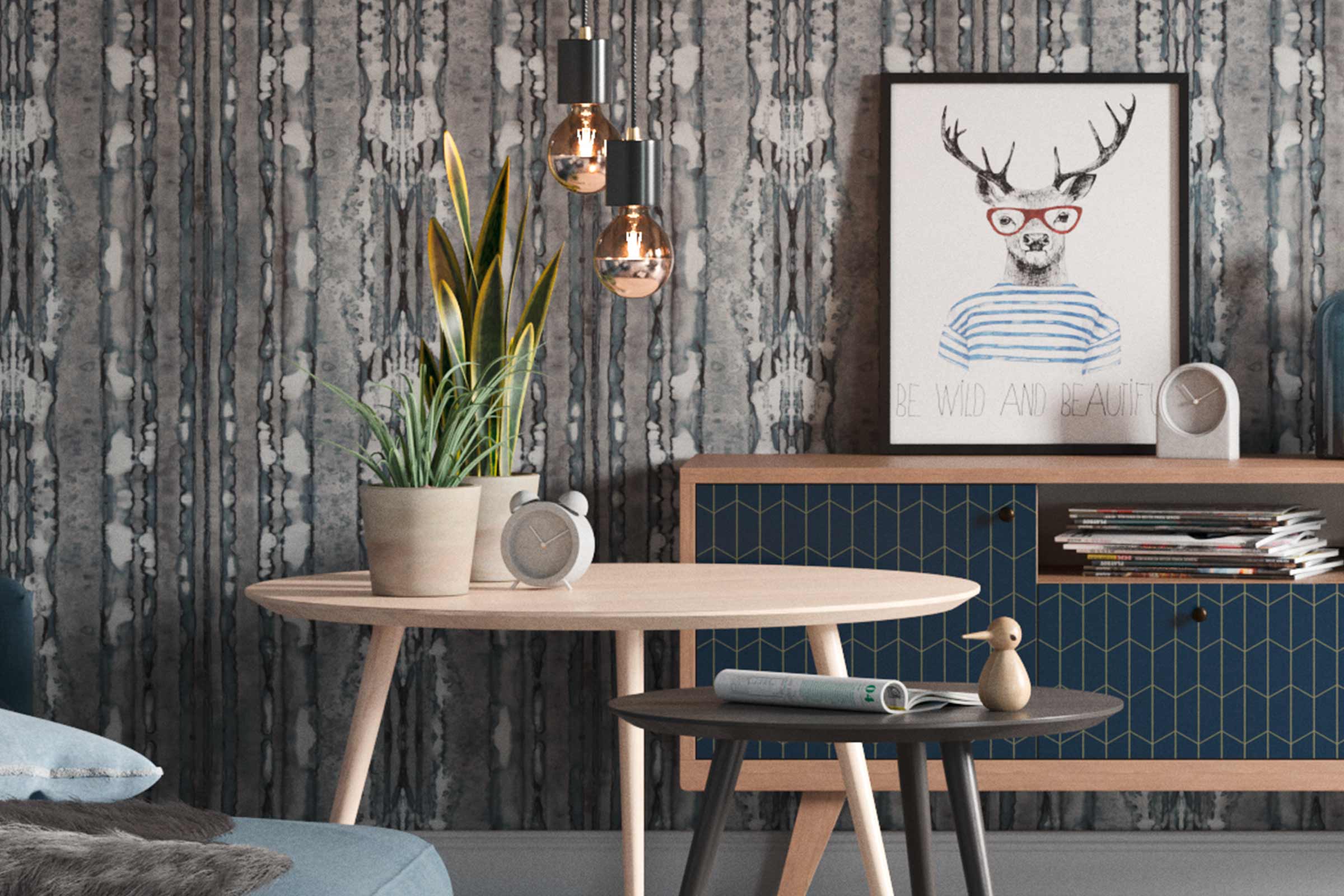 Dekoratives Interieur mit Couchtisch, Zimmerpflanzen und Wandbild