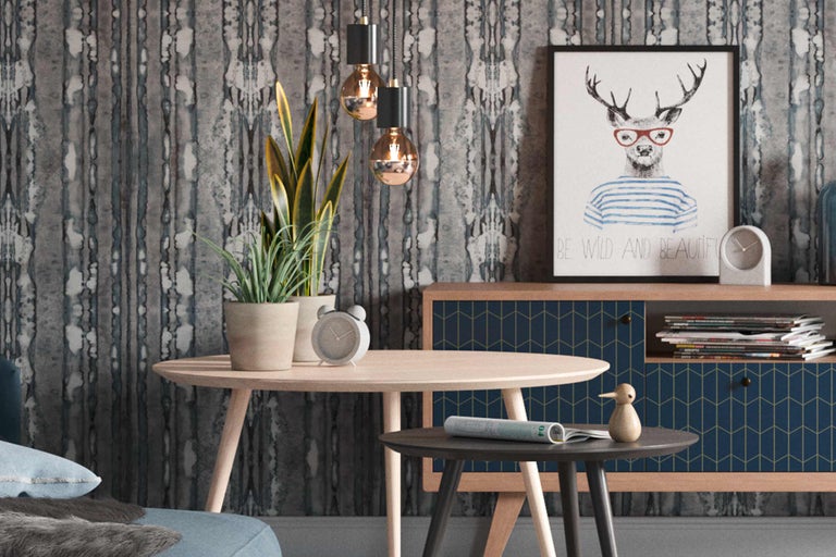 Intérieur décoratif avec table basse, plantes d'intérieur et peinture murale