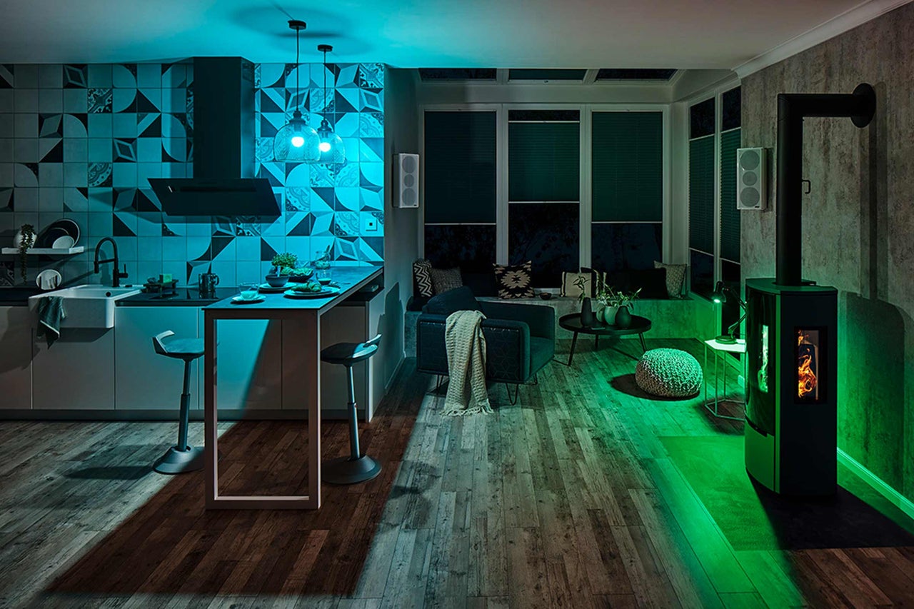 Wohnzimmer mit Küche, Herd und Sitzgelegenheiten