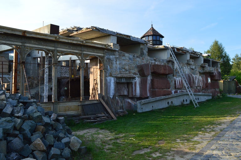 Gros œuvre d'un bâtiment avec mur en pierre et échelle