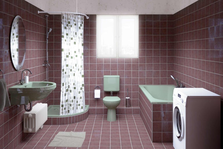 Salle de bain lumineuse avec lavabo, baignoire, toilettes et machine à laver